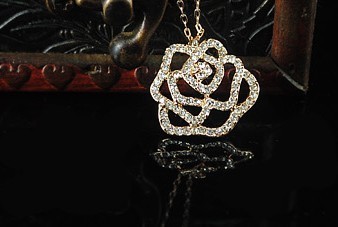 Classic Golden Alloy Chain Rhinestone Rose Necklace