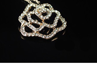 Classic Golden Alloy Chain Rhinestone Rose Necklace