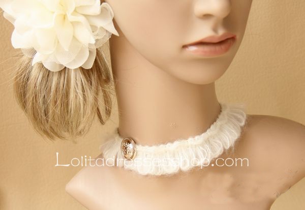 White Female Models Simple Fashion Necklace