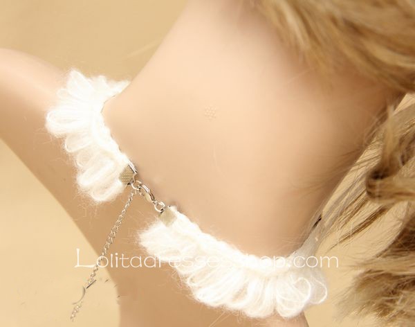 White Female Models Simple Fashion Necklace