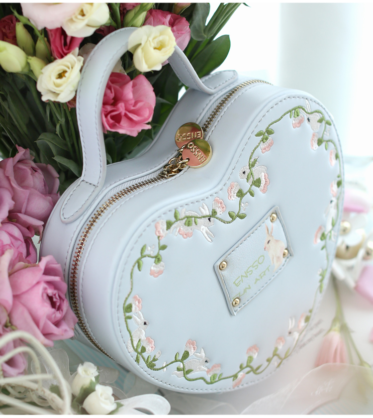 Cute retro heart-shaped handbag