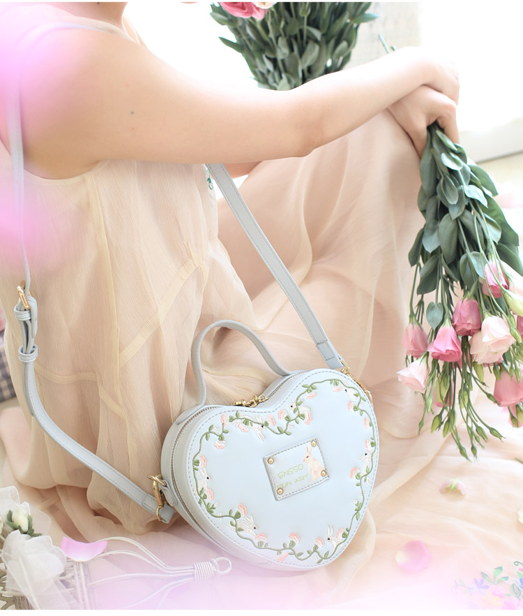 Cute retro heart-shaped handbag