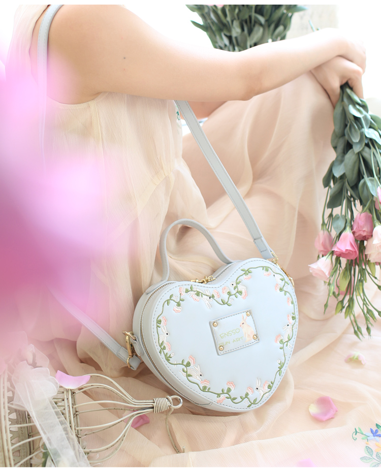 Cute retro heart-shaped handbag