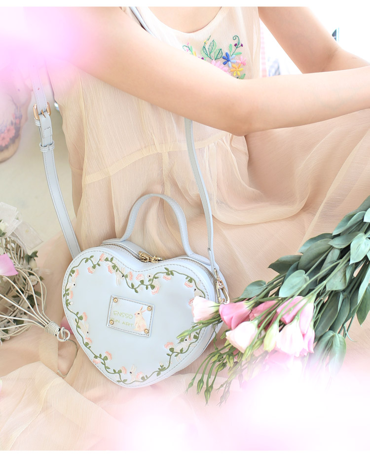 Cute retro heart-shaped handbag