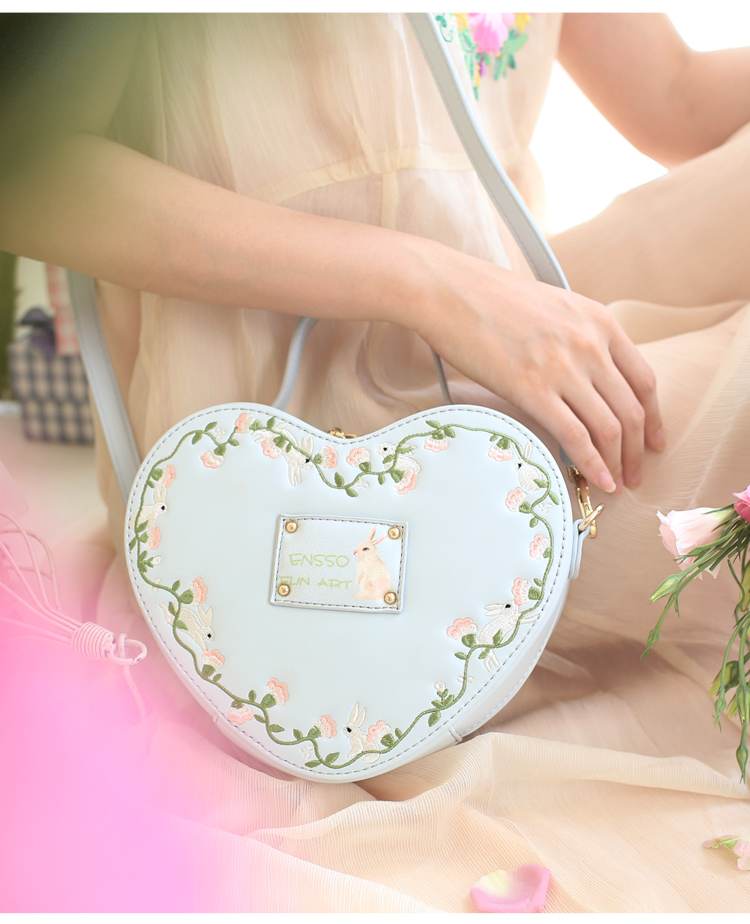 Cute retro heart-shaped handbag